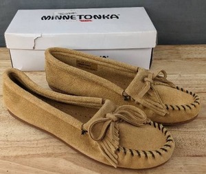 lot 528 image: New Minnetonka Kilty Moccasin Womens Size 8.5 Taupe N