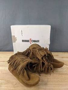 lot 120K image: New Minnetonka 5-Layer Fringe Boot Womens Size 8 Dusty Brown N