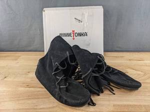 lot 26J image: New Minnetonka Front Lace Knee High Boot Mens Size 13 Black N