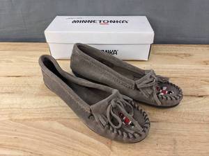 lot 41K image: Minnetonka Thunderbird Animikii Hardsole Moccasin Womens Size 9 Grey N