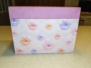 lot 412 image: Pink Flowered Card Box With Dividers Full Of A Variety Of Cards P