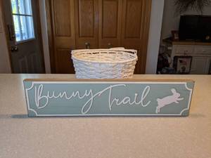 lot 432 image: New Wooden Bunny Trail Sign White Basket With Rabbit Ears P