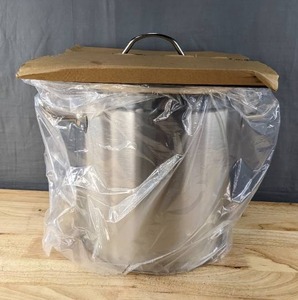 lot 28 image: Brand New Stainless Steel 20 Quart Stock Pot with Lid & 2 Accessories B