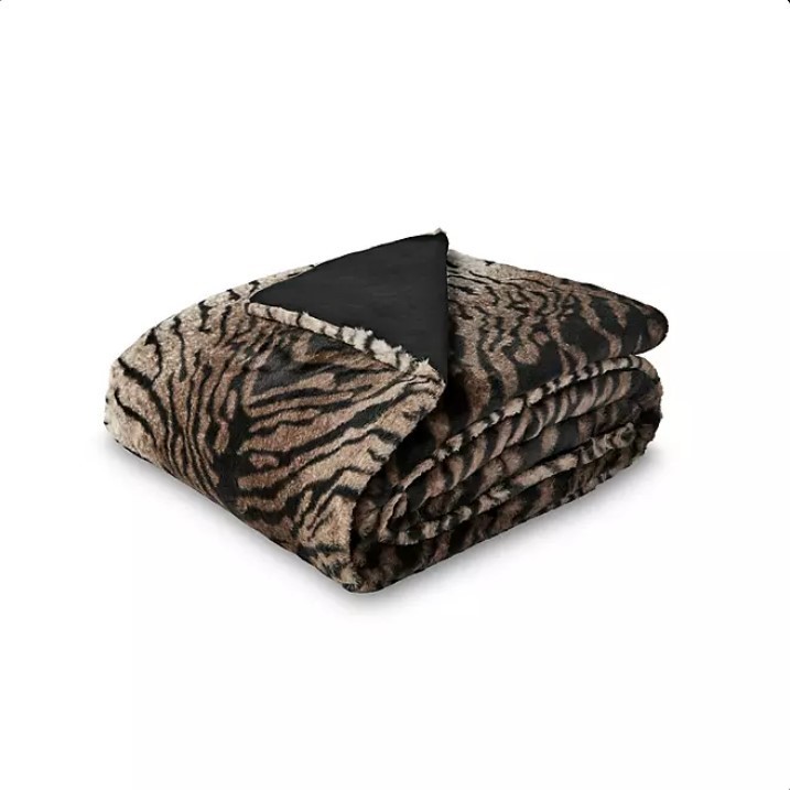 lot 277 image: NEW Members Mark Luxury Faux Fur Throw 60 x 70 - White Tiger
