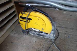 lot 18 image: DeWalt DW870 14 Chop Saw