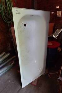 lot 28 image: Porcelain Coated Bath Tub