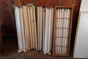 lot 26 image: Assorted Fluorescent Light Fixtures
