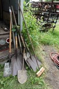 lot 47 image: Assorted Shovels