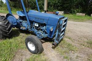lot 1A image: Ford 4110 Diesel Utility Tractor - 54 HP