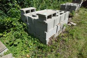 lot 314 image: Cinder Blocks