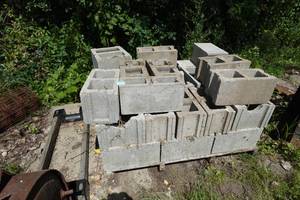 lot 318 image: Cinder Blocks