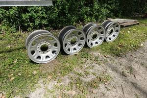 lot 326 image: GM 8-Bolt Wheels - 18 x 8 - From 2017 Chevy