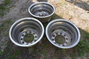lot 5 image: 22.5 Chrome Wheel Covers