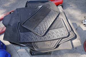 lot 69 image: GMC Crew Cab Floor Mats