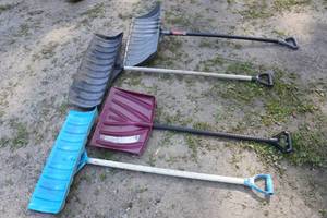 lot 103 image: Snow Shovels