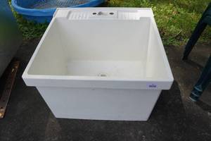 lot 94 image: Plastic Utility Tub