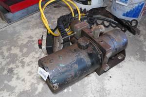 lot 354 image: 12 Volt Hydraulic Pump for Man Lift