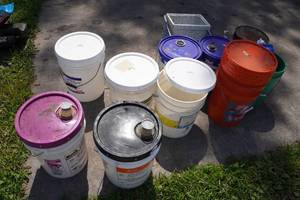 lot 302 image: Plastic Buckets