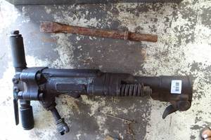 lot 8 image: Heavy Duty Pneumatic Jackhammer with Bit