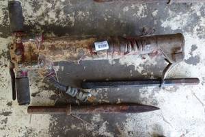 lot 9 image: APT Heavy Duty Pneumatic Jackhammer with Bits