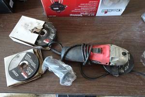 lot 133 image: Tool Shop 4-12 Angle Grinder with Wheels