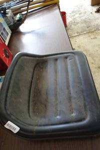lot 157 image: Lawn Tractor Seat