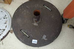 lot 118 image: Round Patio Umbrella Base