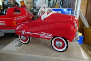 lot 175 image: Hallmark Kiddie Car Classics Scale Model - 1955 Murray Red Champion