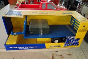 lot 201 image: ERTL Big Farm Flatbed Wagon