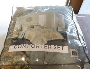 lot 93 image: Queen Size Comforter Set   90 x 90