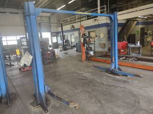 lot 4 image: Power Lift 2-Post Vehicle Lift, Mod...