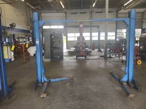 lot 5 image: Power Lift 2-Post Vehicle Lift, Mod...