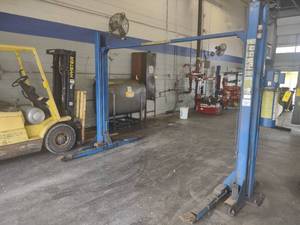 lot 6 image: Power Lift 2-Post Vehicle Lift, Mod...