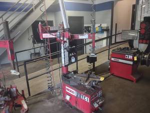 lot 10 image: Coats Rim Clamp X Series Tire Chang...