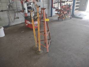 lot 45 image: (3) Under Hoist Stands...