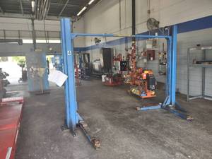 lot 7 image: Power Lift 2-Post Vehicle Lift, Mod...