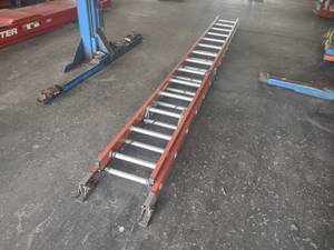 lot 46 image: 28 Fiberglass Extension Ladder...