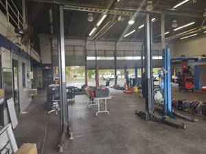 lot 3 image: Nussbaum 2-Post Vehicle lift, No Ta...