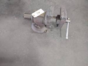 lot 74 image: 5 Swivel Vise...