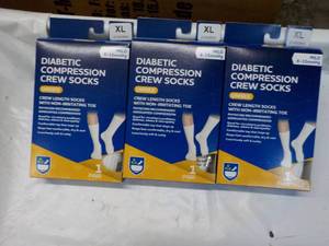 lot 121 image: 3 pair Diabetic Compression Crew So...