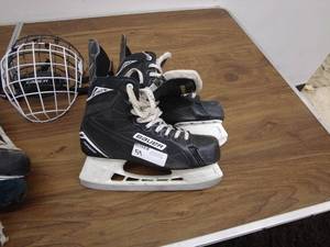 lot 59 image: Mixed Lot of Ice Skates and Hockey Face Mask