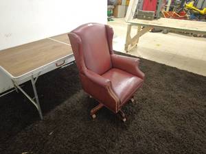 lot 206 image: Wingback Leather Upholstered Swivel Office Chair