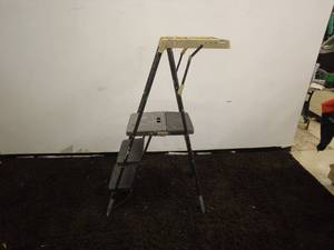 lot 212 image: Heavy-Duty Folding 3-Step Ladder