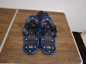 lot 98 image: MTN SNOWSHOES with Carrying Case