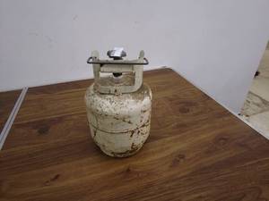 lot 142 image: 3LB Propane Tank. FULL. Great for the stand or the Ice House
