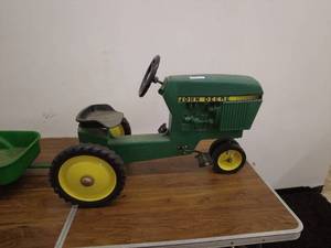 lot 16 image: Vintage John Deere Pedal Tractor with Trailer by Ertl