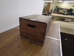 lot 20 image: Vintage Harvard Brewing Co. Wooden Crate