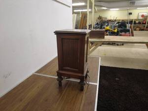 lot 21 image: Vintage Hamilton MFG Co. early 1900s waste basket weigh hands free hinge