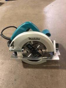 lot 9 image: Makita 7-14 in. 15 Amp Corded Circular Saw with Dust Port 2 LED Lights 24T Carbide Blade Customer Returns See Pictures