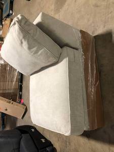 lot 34 image: Polyester Fiber Chair Customer Returns See Pictures